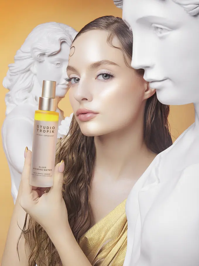 Model menampilkan produk Studio Tropik Elixir Priming Water (Foto Dok: Studio Tropik).