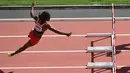 Atlet asal Trinidad dan Tobago, Deborah John kehilangan keseimbangan saat melewati rintangan kelima dalam cabang lari halang rintang 100 meter putri Kejuaraan Atletik Dunia yang digelar di Stadion London, Inggris (11/8). (AFP PHOTO/Glyn KIRK) 