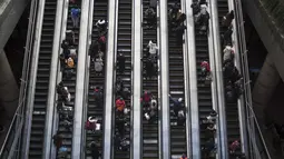 Warga Tiongkok bergegas menuju kereta api untuk mudik ke kampung mereka di stasiun kereta Beijing, Tiongkok (10/2). Jutaan orang yang berada di Beijing meninggalkan kota tersebut untuk pulang ke kampung mereka jelang perayaan Imlek.(AFP Photo/Fred Dufour)