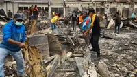 masyarakat dibantu TNI Polri membersihkan material rusuh Wamena. 9Liputan6.com/Pendam Cenderawasih/Katharina Janur)