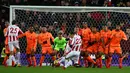Pemain Stoke City, Xherdan Shaqiri melakukan tendangan bebas selama pekan ke-14 Premier League saat menjamu Liverpool di Bet365 Stadium, Kamis (30/11). Liverpool berhasil membantai Stoke City dengan skor 3-0. (Geoff CADDICK/AFP)