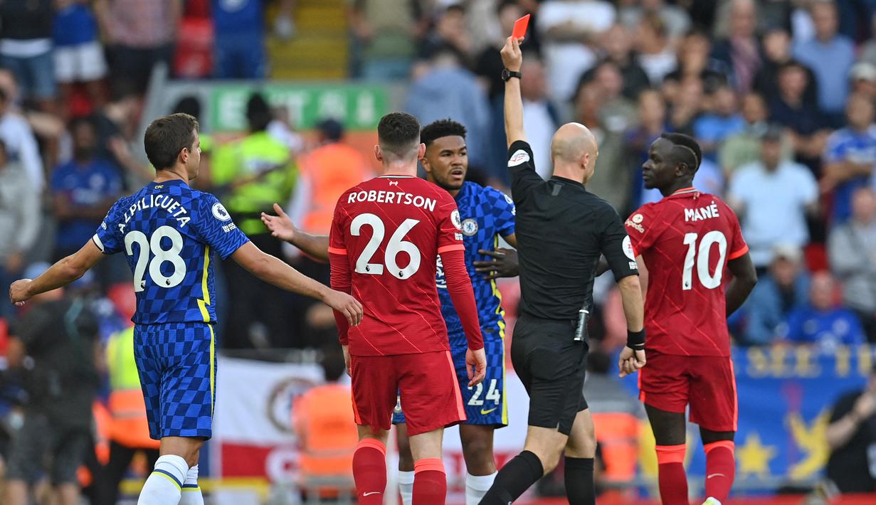 Reece James. Bek kanan Chelsea ini mendapat kartu merah langsung akibat handball di muka gawang di masa injury time babak pertama saat dijamu Liverpool di pekan ke-3 Liga Inggris 2021/2022, 28 Agustus 2021. Aksinya juga diganjar hukuman penalti dalam laga yang berakhir 1-1. (AFP/Paul Ellis)
