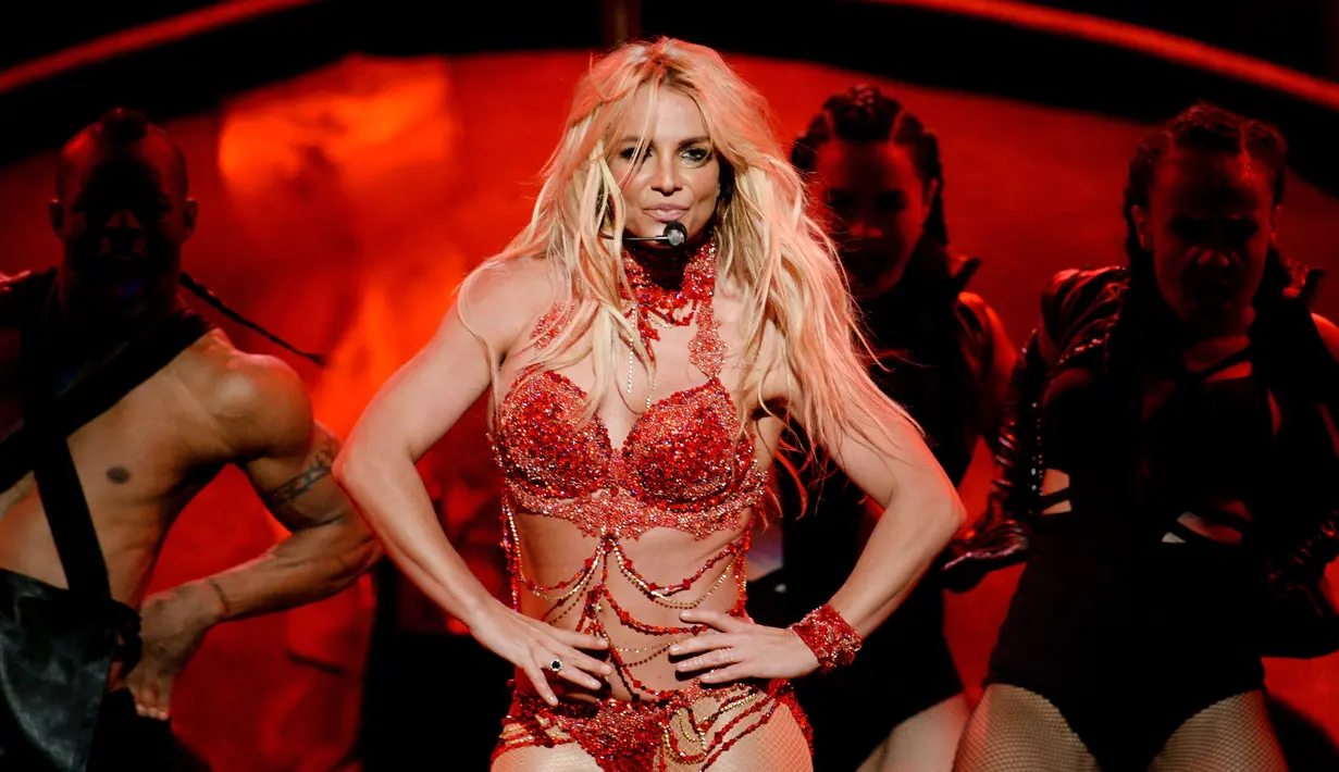 Penyanyi Britney Spears sukses memanaskan panggung Billboard Music Awards (BBMA) 2016 di T-Mobile Arena, Las Vegas, Minggu (22/5). Britney Spears membuka penampilannya itu dengan membawakan "Work, Bitch". (Kevin Winter/GETTY IMAGES NORTH AMERICA/AFP)