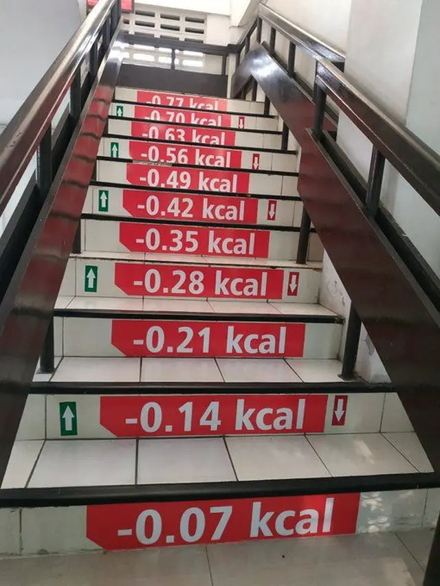 6 Tulisan di Tangga Kampus Ini Bikin Mahasiswa Senyum Nyengir
