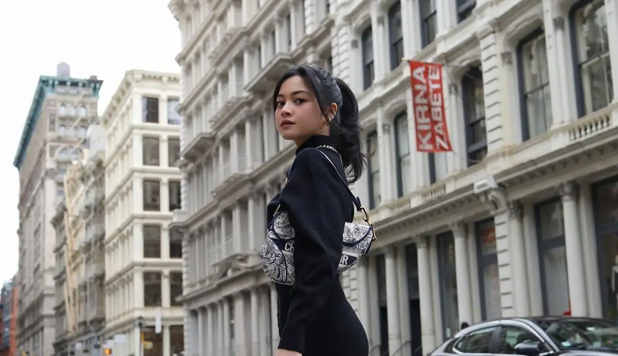 Selain menjalani perkuliahan dalam aktivitas sehari-harinya, Yoriko banyak mengunggah aktivitasnya saat mengisi waktu luangnya dengan jalan-jalan. Salah satu lokasi yang ia tuju ialah New York, dalam perjalannya ini ia pun banyak mengabadikan potretnya di kota yang terkenal di seluruh dunia tersebut. (Liputan6.com/IG/@yorikooangln_)