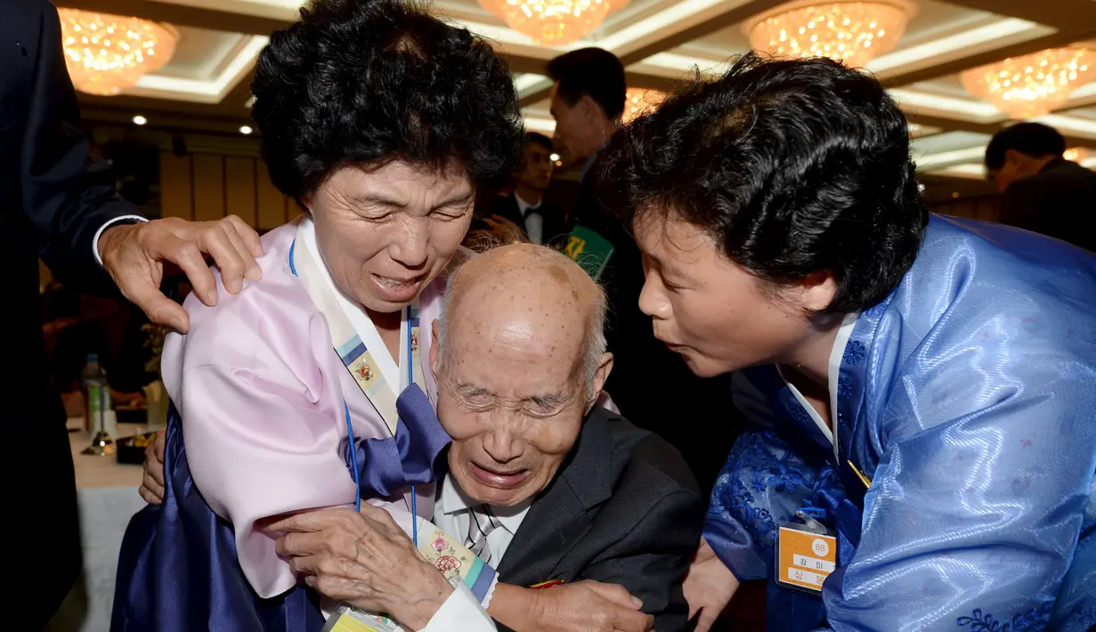 Lee Ok-yeon, warga Korsel, bertemu suaminya Chae Hoon - shik, warga Korut, dalam Reuni Keluarga Terpisah di Korut, Selasa (20/10). Ratusan orang memulai acara reuni sejak pecah perang antara kedua negara itu lebih dari 60 tahun lalu. (Reuters/Korea Pool)
