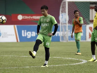 Pemain Bhayangkara FC, Lee Yoo-joon, mengontrol bola saat latihan di Stadion PTIK, Jakarta, Minggu (2/12). Latihan ini persiapan jelang laga Liga 1 melawan PSM Makassar. (Bola.com/Yoppy Renato)