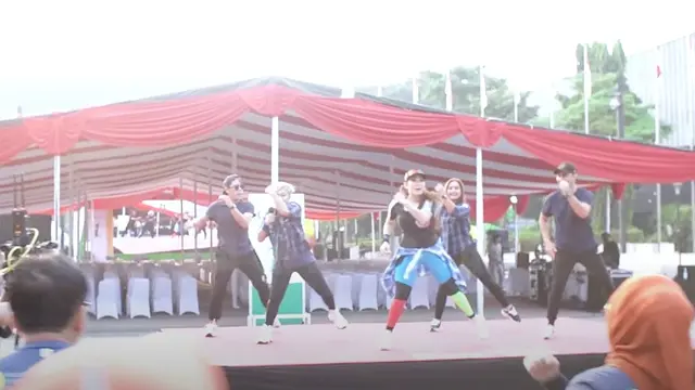 Liza Natalia saat beraksi menjadi instruktur senam zumba di Gelora Bung Karno, Senayan
