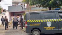 Tempat kejadian perkara empat pria yang mengaku sebagai petugas PLN, menggasak perhiasan di dalam rumah warga di kawasan Tangerang Selatan, Minggu (12/3/2023). (Liputan6.com/Pramita Tristiawati)