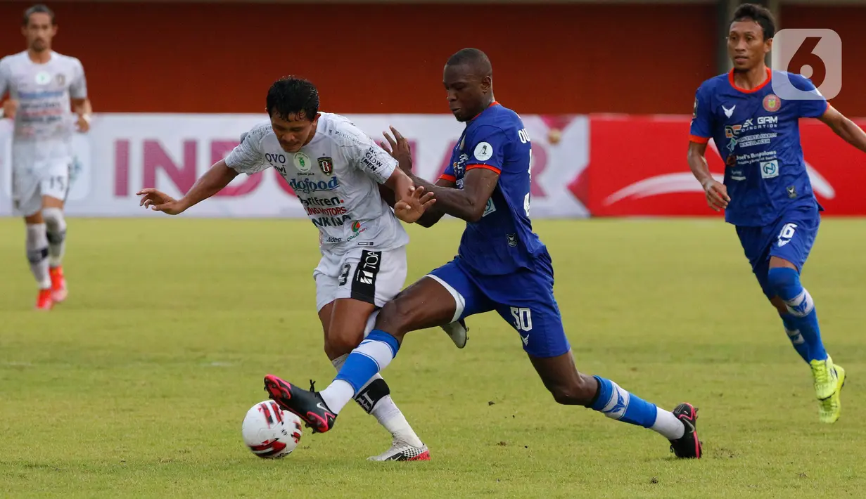 Pemain Persiraja Banda Aceh, Ousmane Fane (kedua kanan) menghadang pemain Bali United, Rizky Pellu dalam pertandingan Babak Penyisihan Grup D Piala Menpora 2021 di Stadion Maguwoharjo, Sleman, Senin (29/3/2021). Bali United menang 2-0 atas Persiraja. (Bola.com/Ikhwan Yanuar)