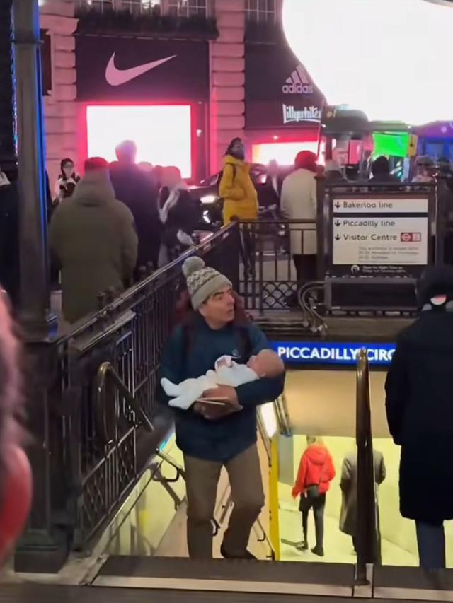 Syuting baru Rowan Atkinson di Piccadilly Circus. (credit:instagram.com/nayem_in_london)