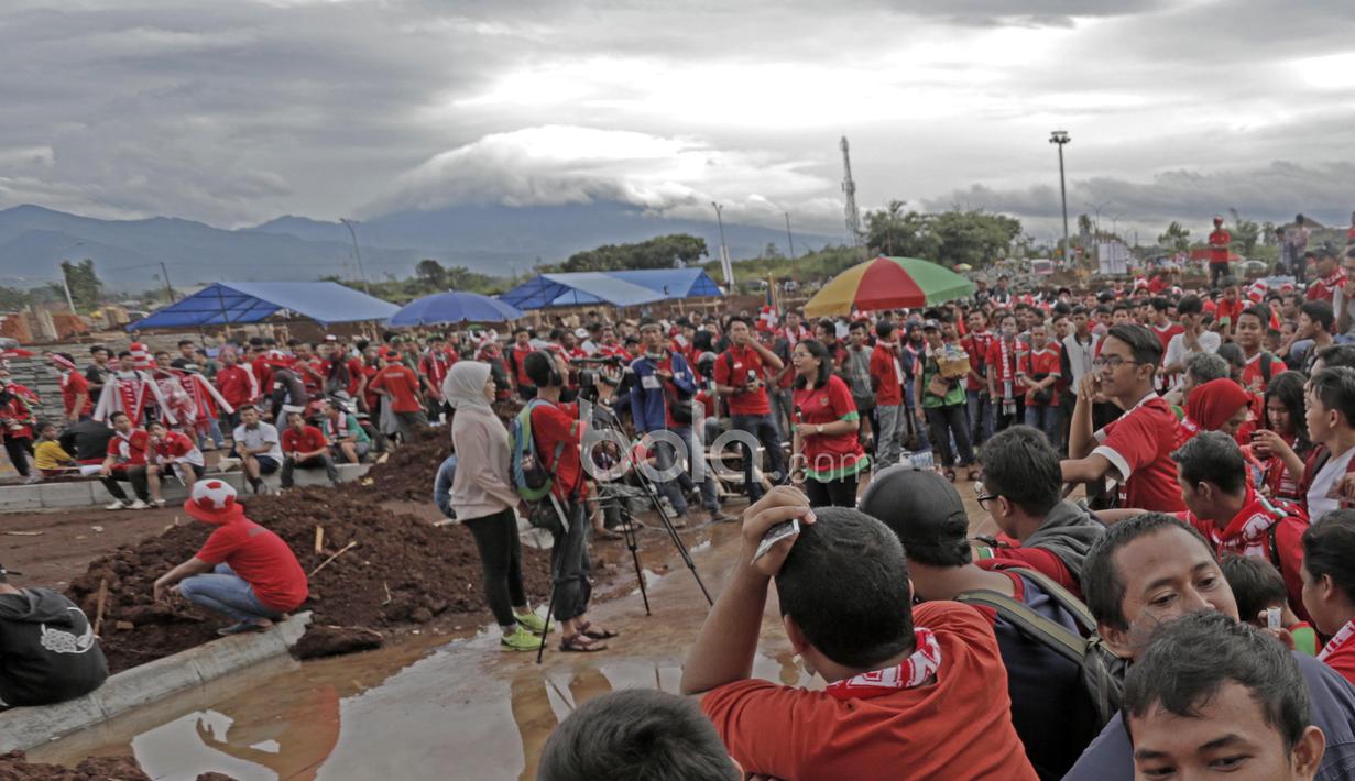 Suporter Timnas Indonesia menonton live report Televisi sambil menunggu masuk Stadion Pakansari, Bogor, (03/12/2016). (Bola.com/Peksi Cahyo)