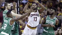 Tristan Thompson saat melawan Boston Celtics, pada babak Final NBA wilayah timur, Senin (21/5/2017) (AP Photo/Tony Dejak)