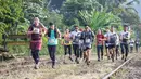 Stasiun Jambu menjadi water station pertama. Beberapa peserta menyematkan untuk mengisi energi, namun lebih banyak yang tetap berlari. (Bola.com/Bagaskara Lazuardi)