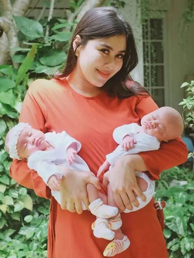 6 Potret Seleb Jadi Ibu Baru Gendong Buah Hati Pertamanya, Bahagia Banget