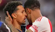 Marquinhos dari PSG memeluk Gabriel Magalhaes dari Arsenal setelah adu penalti di final Liga Champions antara Paris Saint-Germain dan Arsenal di Budapest, Hongaria, Sabtu, 30 Mei 2026. (AP Photo/Andreea Alexandru)