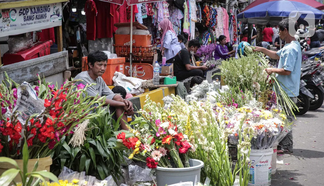 Penjual menunggu pembeli bunga hias di Pasar Petak Sembilan, Glodok, Jakarta, Senin (31/1/2022). Jelang tahun baru Imlek 2573 sejumlah bunga seperti sedap malam, aster, mawar dan lainnya mulai banyak dicari warga Tionghoa untuk sembahyang. (Liputan6.com/Faizal Fanani)