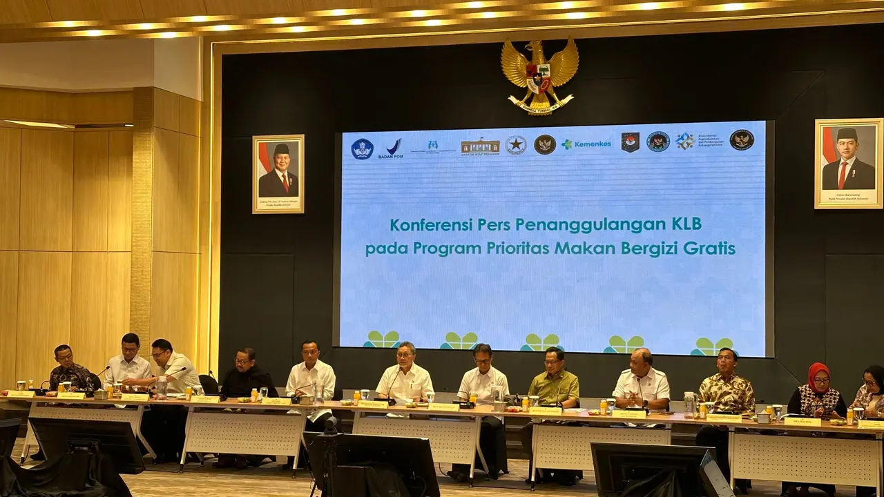 Menko Pangan Zulkifli Hasan alias Zulhas di Gedung Kementerian Kesehatan, Kuningan, Jakarta Selatan, Minggu (28/9/2025).