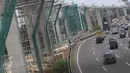 Kendaraan melintas di samping proyek Light Rail Transit (LRT), Jakarta Timur, Rabu (22/3). Mega proyek senilai Rp 22,5 triliun tersebut ditargetkan selesai dan siap beroperasi pada Mei 2019. (Liputan6.com/Immanuel Antonius)