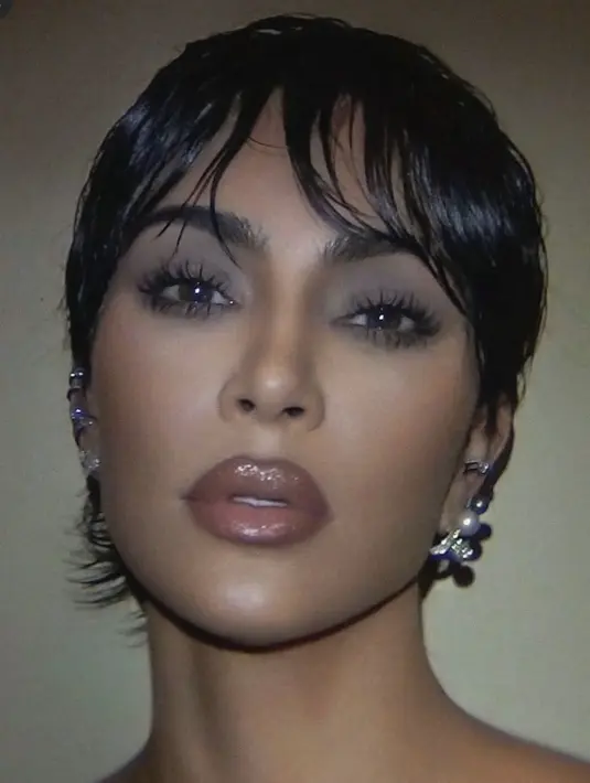 Pendiri Skims ini tiba di Paris Fashion Week dengan potongan rambut pixie hitam ramping yang langsung mengingatkan kita pada ibunya yang ikonis, Kris Jenner. [Foto: Instagram/ Kim Kardashian]