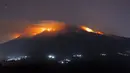 Sejumlah titik-titik api kebakaran yang melanda lereng Gunung Merbabu terlihat dari Kecamatan Magelang, Jawa Tengah, Jumat (21/8/2015). Kebakaran yang sudah terjadi sejak dua hari yang lalu itu diduga akibat musim kemarau. (AFP PHOTO/SURYO WIBOWO)