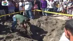 Wisatawan Pantai Pamugaran, Desa Wonoharjo, Pangandaran, geger ada mayat terkubur di pasir dengan posisi duduk.