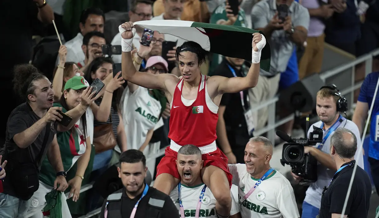 Petinju asal Aljazair, Imane Khelif, diarak staf pelatih setelah berhasil meraih medali emas Olimpiade Paris 2024 dari cabang olahraga tinju nomor putri. (AP Photo/John Locher)