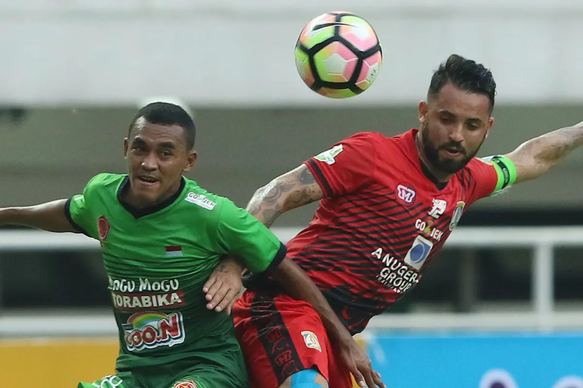 Gelandang PS TNI M Kasim Slamat (kiri) berebut bola dengan pemain Persiba Marlon Da Silva de Moura pada lanjutan Liga 1 di Stadion Pakansari, Cibinong, Kab Bogor, Jumat (5/5/2017). Laga kedua tim berakhir imbang 1-1. 