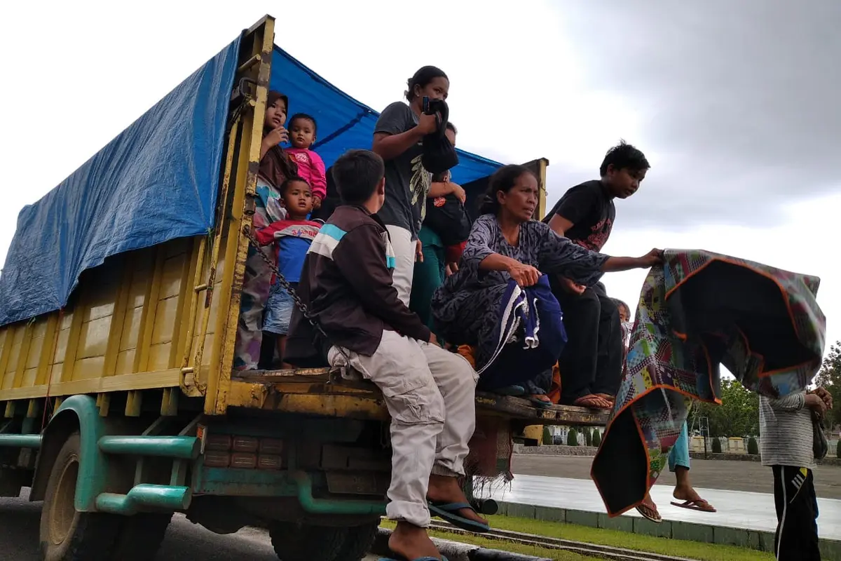 Pengungsi korban terdampak gempa Pasaman Barat mengungsi ke kantor bupati.