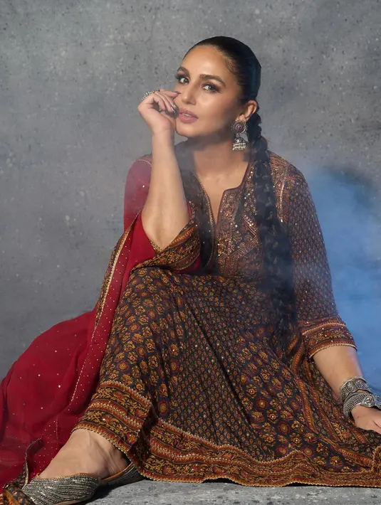 Huma Qureshi tampil ekstra di momen Diwali. Ia tampak  mengenakan sherwani suit dari @ritukumarhq @quirkbrandconsulting. [@iamhumaq]