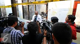 Ketua Komnas PA, Arist Merdeka Sirait memberikan keterangan pers saat meninjau ruangan Komnas PA yang terbakar beberapa waktu lalu, Kamis (2/7/2015). Arist meminta kepada aparat kepolisian segera mengungkap penyebab kebakaran. (Liputan6.com/Yoppy Renato) 
