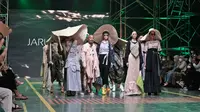 Fashion show yang jadi bagian dari upacara pembukaan SPOTLIGHT Indonesia 2022 di Pos Bloc Jakarta, 1 Desember 2022. (Liputan6.com/Asnida Riani)