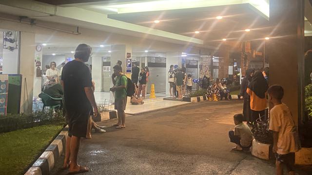 Warga Apartemen Kalibata City, Jakarta Selatan, berhamburan saat gempa Garut, Sabtu malam (27/4/2024). (Liputan6.com/Muhammad Radityo Priyasmoro)