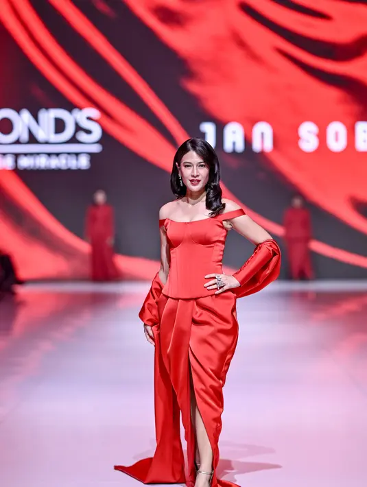 Dian Sastrowardoyo tampil menawan khas perempuan Indonesia dengan makeup bold berlipstik merah [JFW 2026]