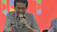 Capres Joko Widodo menyapa ratusan warga di Lapangan Rejomulyo, Madiun, Jawa Timur, Sabtu (28/6/2014) (Liputan6.com/Herman Zakharia)