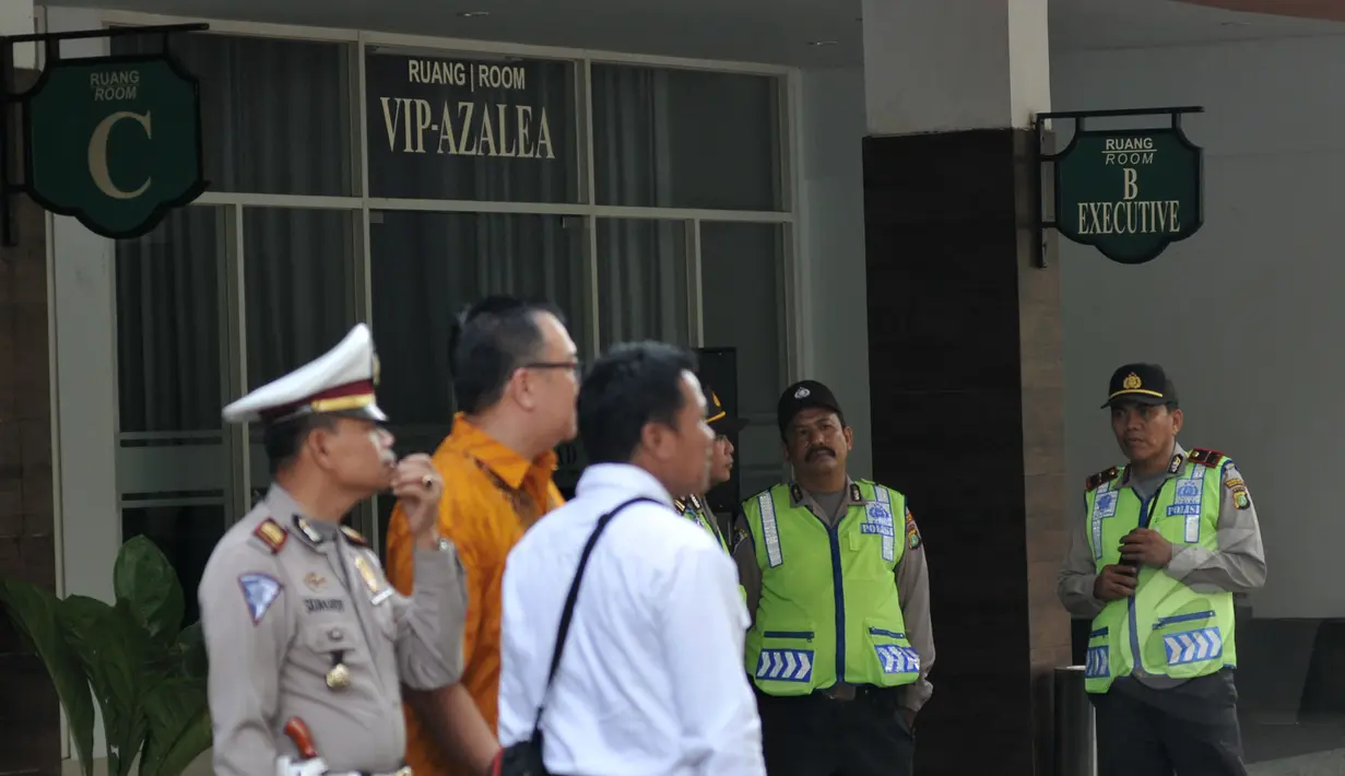 Suasana Rumah Duka Abadi yang menjadi tempat persemayaman dua terpidana mati Duo Bali Nine Andrew Chan dan Myuran Sukumaran, Jakarta, Rabu (29/4/2015). Sejumlah polisi tampak berjaga-jaga di sekitar lokasi. (Liputan6.com/JohanTallo)