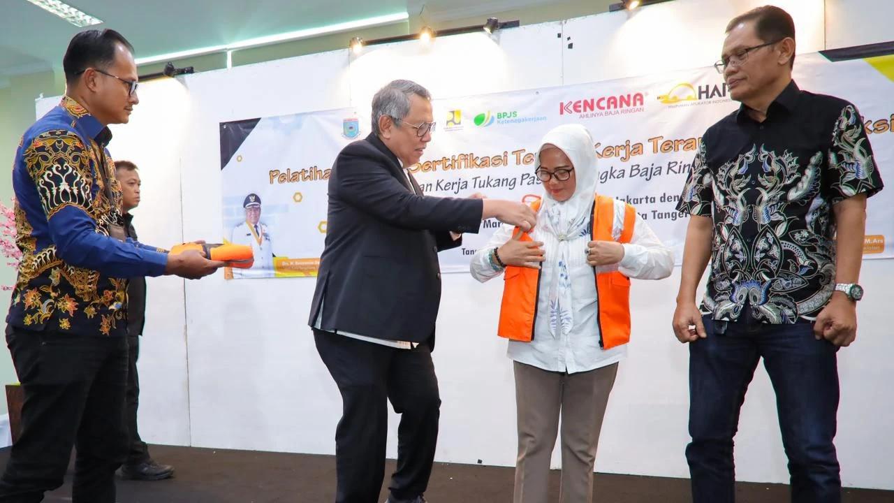 Perkuat Perlindungan Tukang, Pemkot Tangsel Sertifikasi 150 Garda Terdepan Pembangunan
