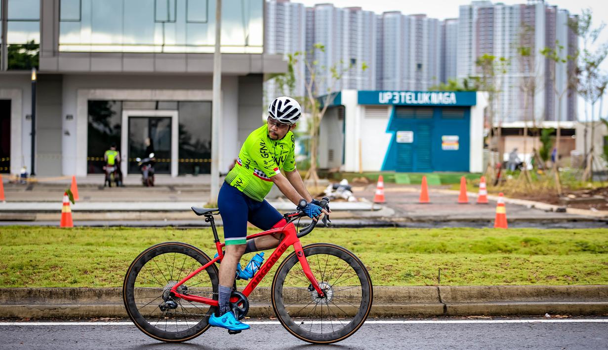 Sejumlah pesepeda melaju saat sesi group ride road to Gran Fondo New York (GFNY) Bali 2023 di kawasan Pantai Indah Kapuk (PIK 2), Jakarta, Minggu (29/1/2023). (Dok.GFNY Bali)