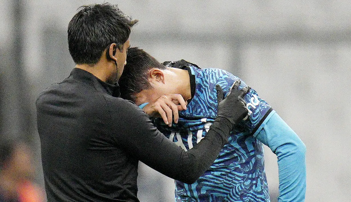 Pemain Tottenham Hotspur, Son Heung-min mengalami cedera saat Tottenham Hotspur menang 2-1 atas Marseille di laga matchday terakhir Liga Champions, Rabu (2/11/2022). (AP/Daniel Cole)