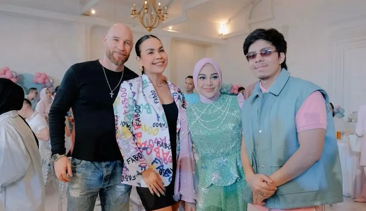 Terlihat pula kehadiran Melaney Ricardo bersama sang suami yang kompak menambahkan sentuhan hitam pada penampilan mereka. Untuk menambah keceriaan, Melaney pun mengenakan blazer full color sebagai luaran. [@aurelie.hermansyah].