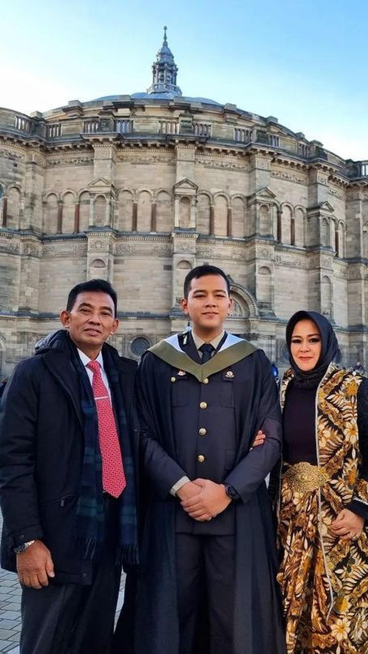 Pria bernama Hafiz Akbar ini merupakan putra dari eks Kepala Staf Angkatan Udara (Kasau) Marsekal TNI (Purn) Yuyu Sutisna.<br>