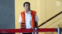 Terdakwa dugaan korupsi e-KTP, Setya Novanto bersiap meninggalkan Gedung KPK usai menjalani pemeriksaan, Jakarta, Rabu (3/1). Pada Kamis (4/1) besok, Setnov akan menjalani sidang lanjutan di Pengadilan Tipikor. (Liputan6.com/Helmi Fithriansyah)