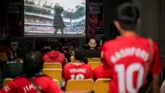 Tayangan layar ekspresi kecewa pelatih Manchester United, Erik ten Hag ketika timnya kebobolan oleh pemain Manchester City saat Roaring Night Liga Inggris yang berlangsung di Hotel IBIS Style, Tanah Abang, Jakarta, Minggu (03/03/2024). (Bola.com/Bagaskara Lazuardi)