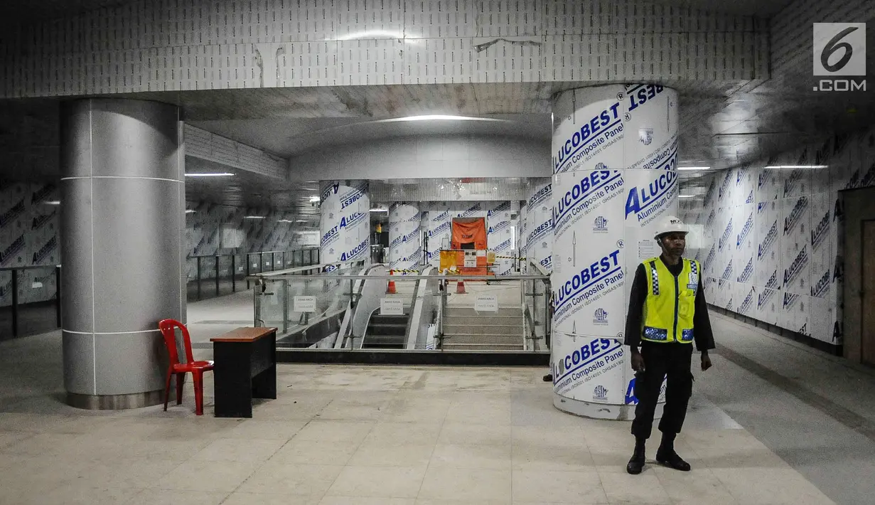 Petugas keamanan berdiri dekat eskalator dan tangga Stasiun Mass Rapid Transit (MRT) Bundaran HI, Jakarta, Senin (10/12). (Liputan6.com/Faizal Fanani)