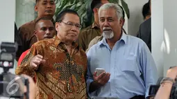 Mantan Perdana Mentri Timor Leste, Xanana Gusmao (Kanan) mendatangi kediaman Mentri Kemaritiman dan Sumber Daya Rizal Ramli (Kiri) terkait kerja sama bidang kemaritiman dalam hal illegal fishing, Jakarta, Minggu, (23/8/2015). (Liputan6.com/Johan Tallo)