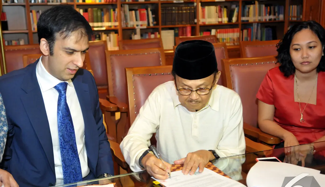 Habibie menandatangani kesepakatan kerjasama pembuatan sekuel Habibie-Ainun dengan Manoj Punjabi, Jakarta, Kamis (11 /12/2014). (Liputan6.com/Panji Diksana)