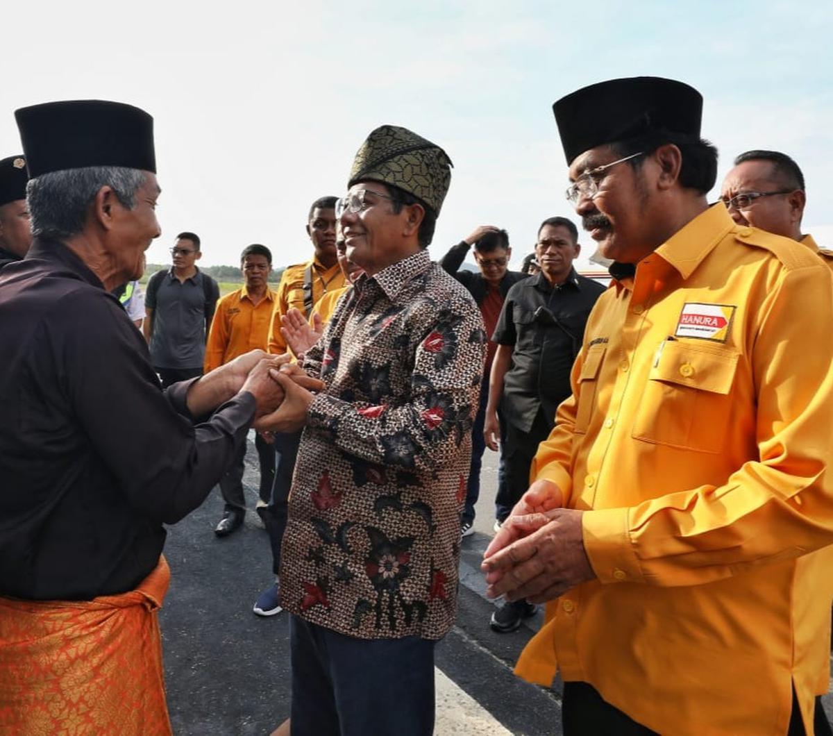 Di Kabupaten Karimun, Mahfud dijadwalkan menghadiri puncak perayaan HUT Partai Hanura pada Sabtu (3/2) sebelum bertolak ke Jakarta untuk persiapan debat terakhir capres.&nbsp;