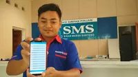 Anggota Kospin SMS Cirebon menunjukkan aplikasi digital yang dibuat oleh pengurus Koperasi. Foto (Liputan6.com / Panji Prayitno)