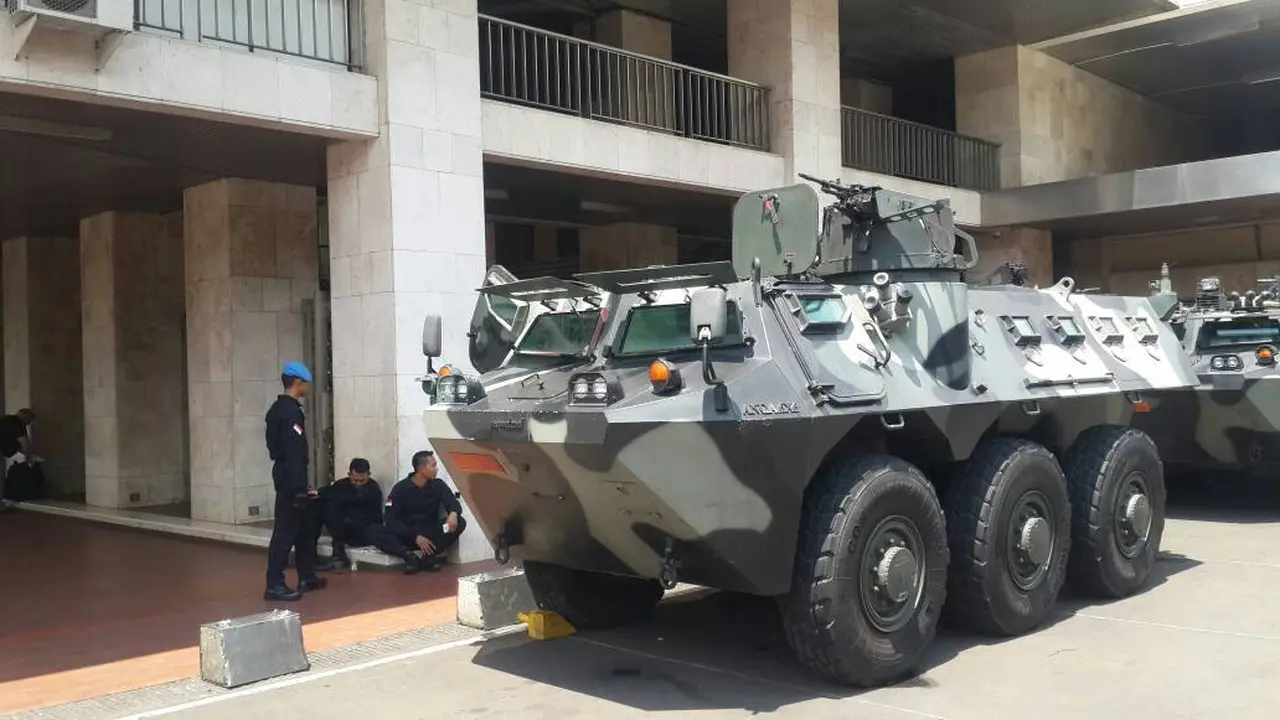 Tank anoa disiagakan jelang kedatangan Wakil Presiden Amerika Serikat Mike Pence di Masjid Istiqlal. (Liputan6.com/Rizki Akbar Hasan)