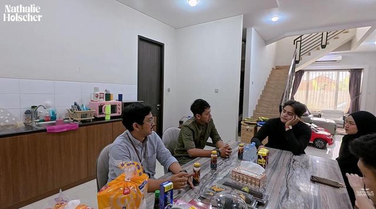 6 Potret Ruang Makan dan Dapur Rumah Nathalie Holscher, Desain Minimalis Elegan